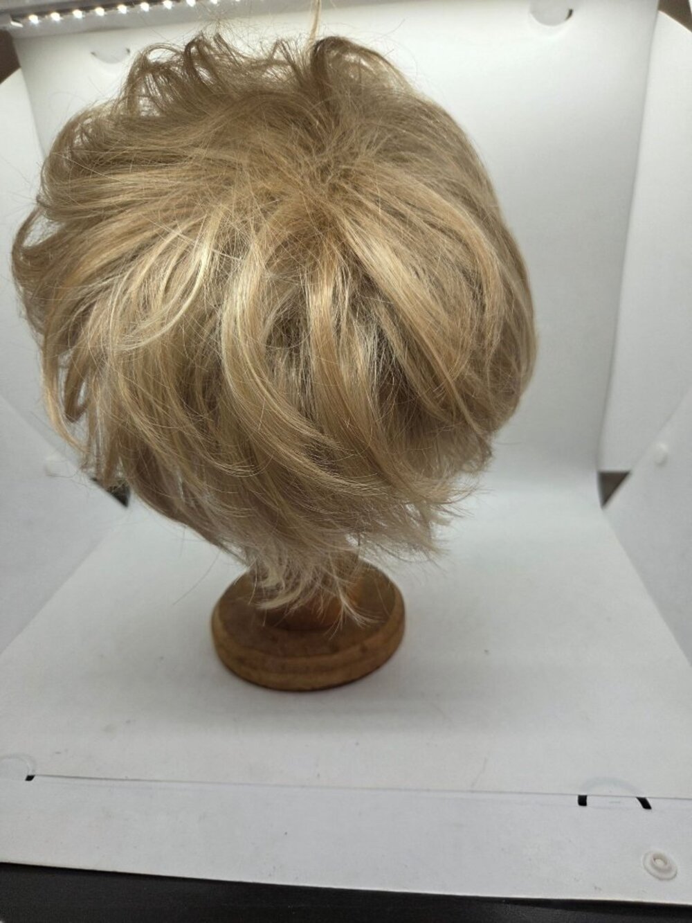 OSolite Jazz Synthetic Wig Blonde Color 24B22 Short Layered Style - Picture 5 of 5